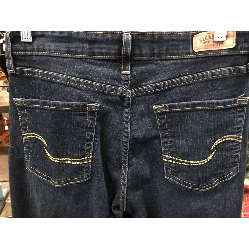 Levis Signature Modern Boot Cut jeans. Size 10 Short